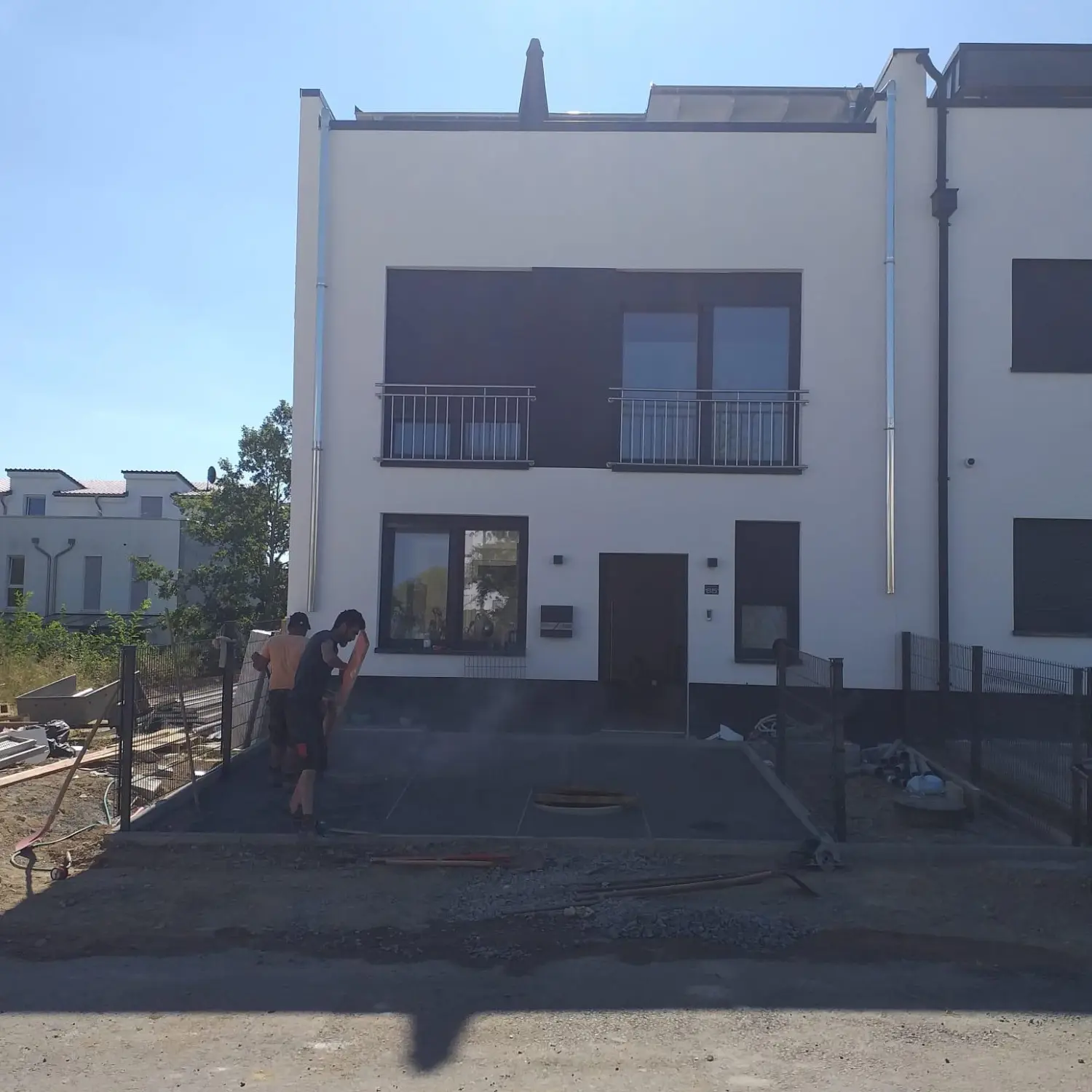 Fertiges Haus mit Pflasterarbeiten